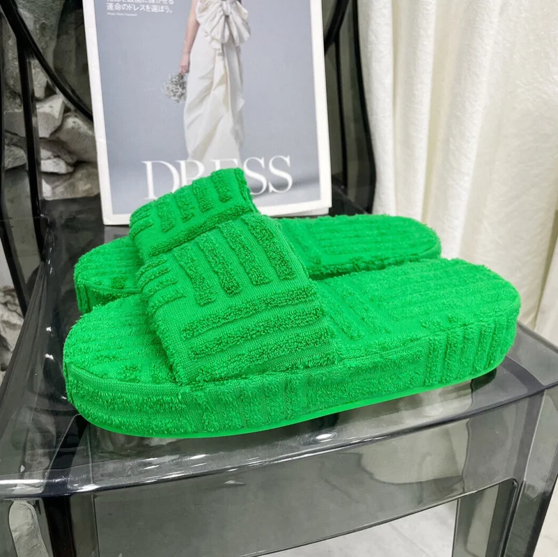 Ir 2021. Rudenī Jaunu Kārtu-toe Bieza-soled Flip-flops Sieviešu Ārējo Valkāt Zaļa Frotē Auduma, Modes Gadījuma Visu maču Sandales